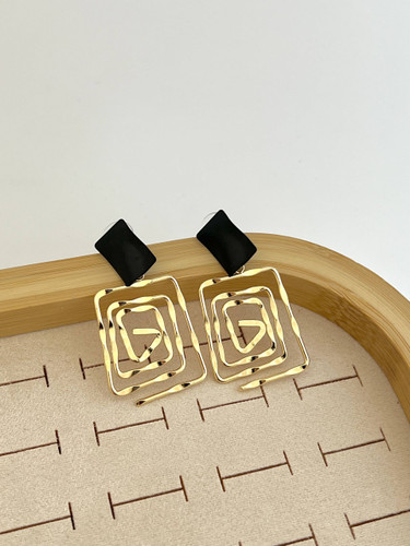 گوشواره زنانه هندسی برند فشن